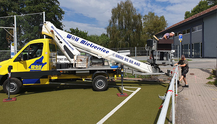 Kunstrasenplatz mit neuem Licht – LED-Flutlicht installiert - KSG